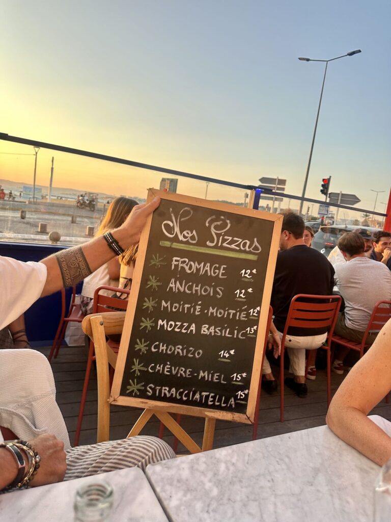 Lou Mar est un bar et pizzeria ouvert tous les soir dans le quartier de la Pointe Rouge à Marseille offrant une très belle vue sur la mer.(carte pizza)