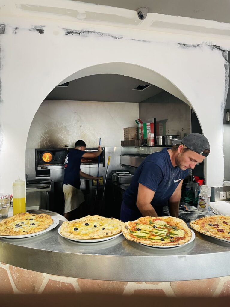 Lou Mar est un bar et pizzeria ouvert tous les soir dans le quartier de la Pointe Rouge à Marseille offrant une très belle vue sur la mer.(fou à pizza)