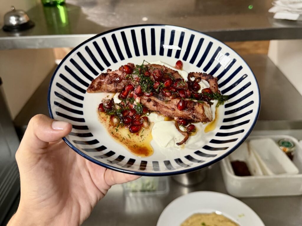 Lou Mar est un bar et pizzeria ouvert tous les soir dans le quartier de la Pointe Rouge à Marseille offrant une très belle vue sur la mer (poulpe grillé)