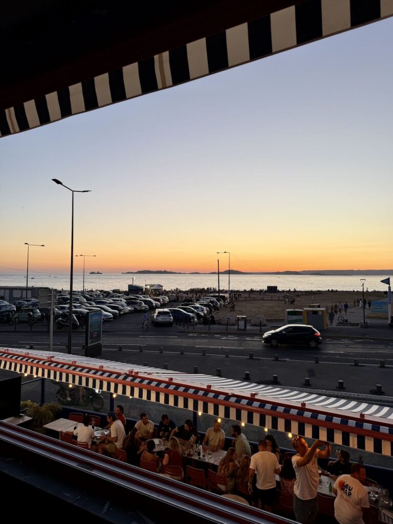 Lou Mar est un bar et pizzeria ouvert tous les soir dans le quartier de la Pointe Rouge à Marseille offrant une très belle vue sur la mer (sunset)