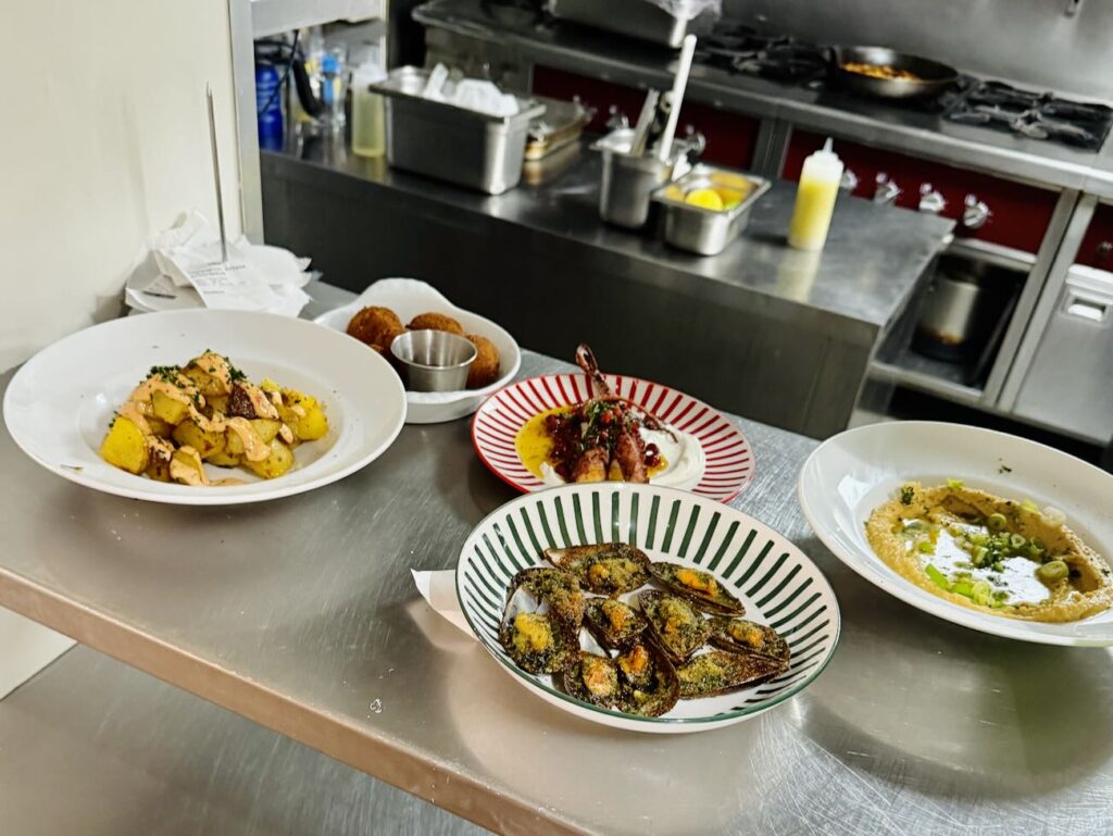 Lou Mar est un bar et pizzeria ouvert tous les soir dans le quartier de la Pointe Rouge à Marseille offrant une très belle vue sur la mer tapas)