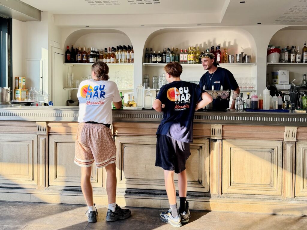 Lou Mar est un bar et pizzeria ouvert tous les soir dans le quartier de la Pointe Rouge à Marseille offrant une très belle vue sur la mer (comptoir)