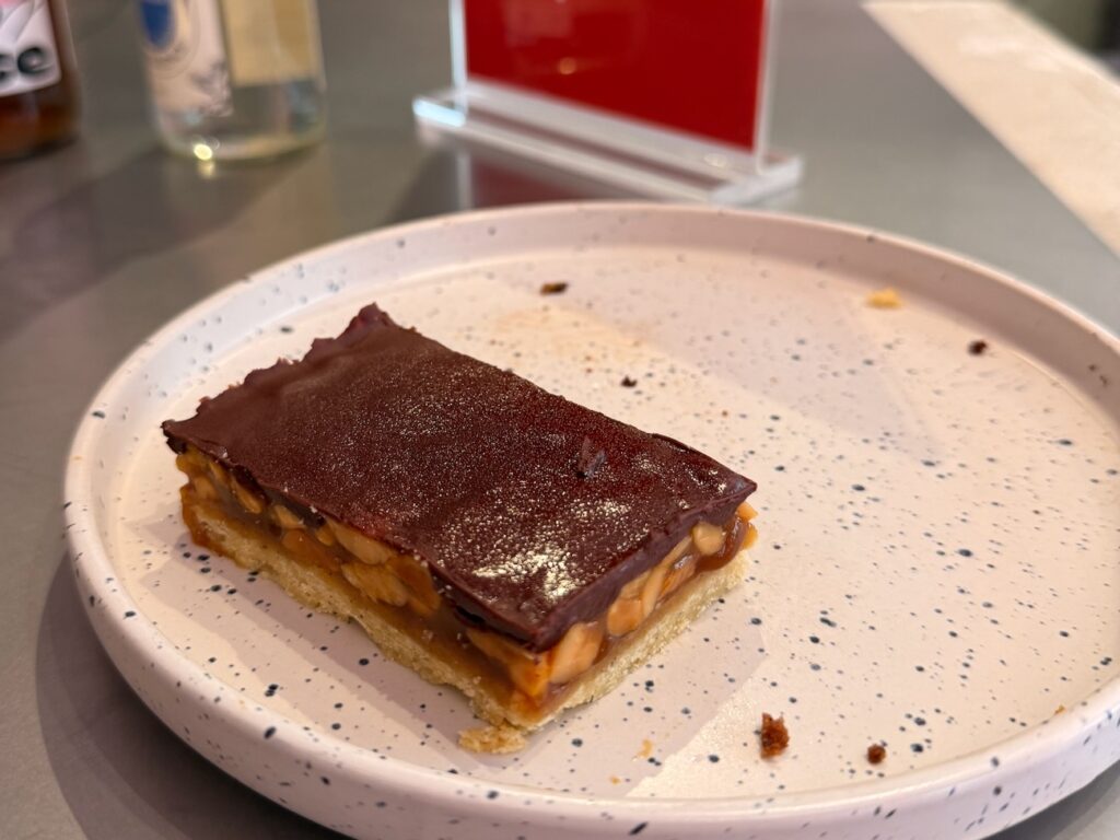 À Marseille, Soro est une maison glacée signée Romain et Anne-Sophie : gelato et sorbets maison, fruits de saison locaux, recettes désucrées et cornets maison. (pâtisserie)