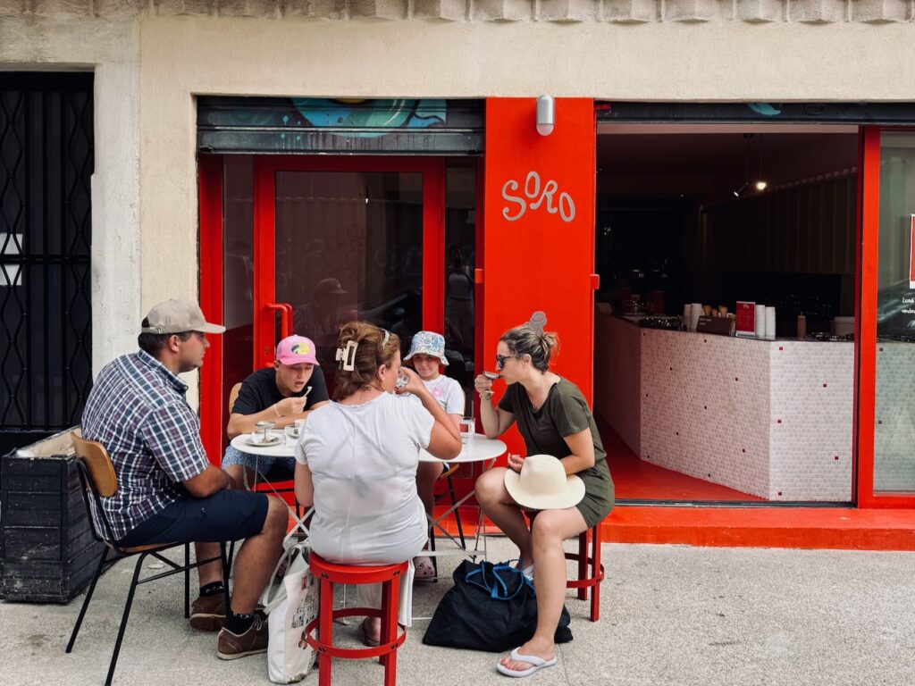 À Marseille, Soro est une maison glacée signée Romain et Anne-Sophie : gelato et sorbets maison, fruits de saison locaux, recettes désucrées et cornets maison. (terrasse ter)