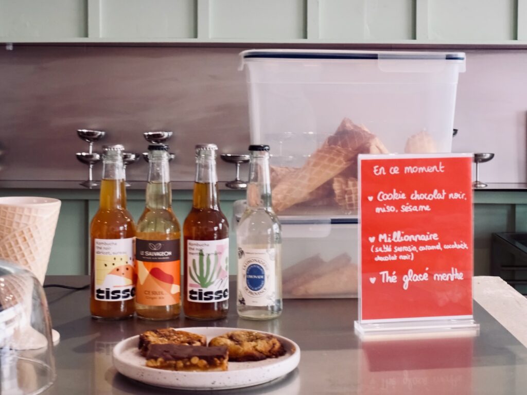 À Marseille, Soro est une maison glacée signée Romain et Anne-Sophie : gelato et sorbets maison, fruits de saison locaux, recettes désucrées et cornets maison. (boissons)