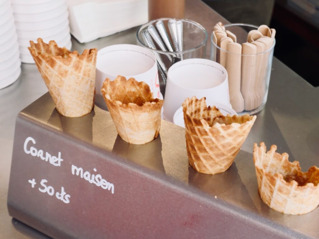 À Marseille, Soro est une maison glacée signée Romain et Anne-Sophie : gelato et sorbets maison, fruits de saison locaux, recettes désucrées et cornets maison. (cornet)