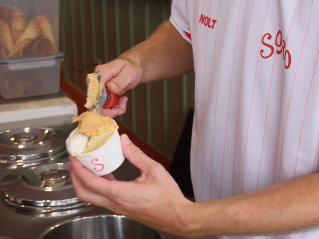 À Marseille, Soro est une maison glacée signée Romain et Anne-Sophie : gelato et sorbets maison, fruits de saison locaux, recettes désucrées et cornets maison. (contenant)