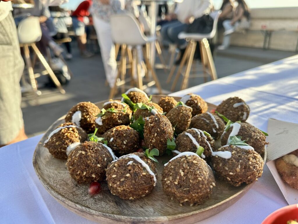 Le Street Food Festival de Marseille Provence Gastronomie remet le couvert sous la Major Du 10 au 12 septembre 2026, 38 restaurateurs, artisans, producteurs, brasseurs et vignerons vont régaler Marseille pendant trois soirées gratuites, gourmandes et musicales. (boulettes)