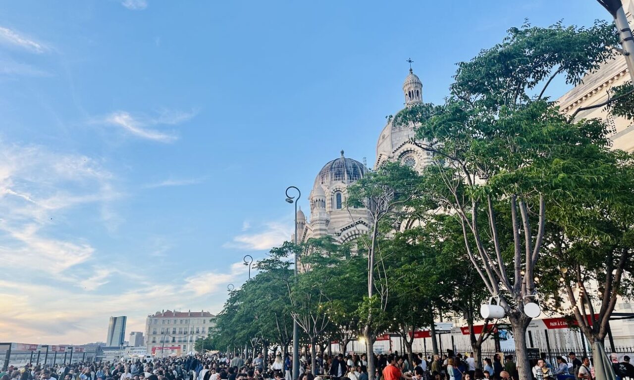 Le Street Food Festival de Marseille Provence Gastronomie remet le couvert sous la Major Du 10 au 12 septembre 2026, 38 restaurateurs, artisans, producteurs, brasseurs et vignerons vont régaler Marseille pendant trois soirées gratuites, gourmandes et musicales. (vue d'ensemble)