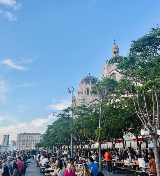 Le Street Food Festival de Marseille Provence Gastronomie remet le couvert sous la Major Du 10 au 12 septembre 2026, 38 restaurateurs, artisans, producteurs, brasseurs et vignerons vont régaler Marseille pendant trois soirées gratuites, gourmandes et musicales. (vue d'ensemble)