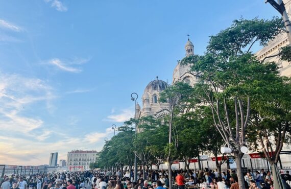 Le Street Food Festival de Marseille Provence Gastronomie remet le couvert sous la Major Du 10 au 12 septembre 2026, 38 restaurateurs, artisans, producteurs, brasseurs et vignerons vont régaler Marseille pendant trois soirées gratuites, gourmandes et musicales. (vue d'ensemble)