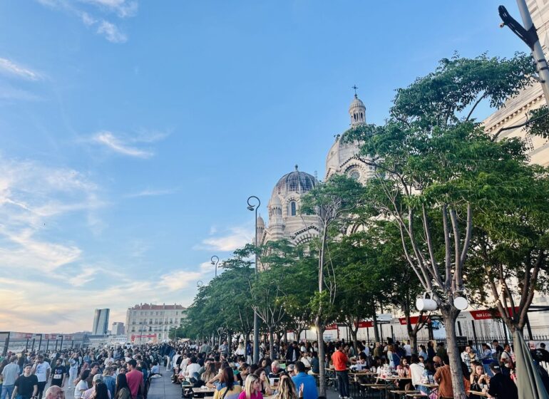 Le Street Food Festival de Marseille Provence Gastronomie remet le couvert sous la Major Du 10 au 12 septembre 2026, 38 restaurateurs, artisans, producteurs, brasseurs et vignerons vont régaler Marseille pendant trois soirées gratuites, gourmandes et musicales. (vue d'ensemble)