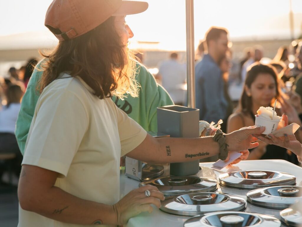 Le Street Food Festival de Marseille Provence Gastronomie remet le couvert sous la Major Du 10 au 12 septembre 2026, 38 restaurateurs, artisans, producteurs, brasseurs et vignerons vont régaler Marseille pendant trois soirées gratuites, gourmandes et musicales. (glaces)