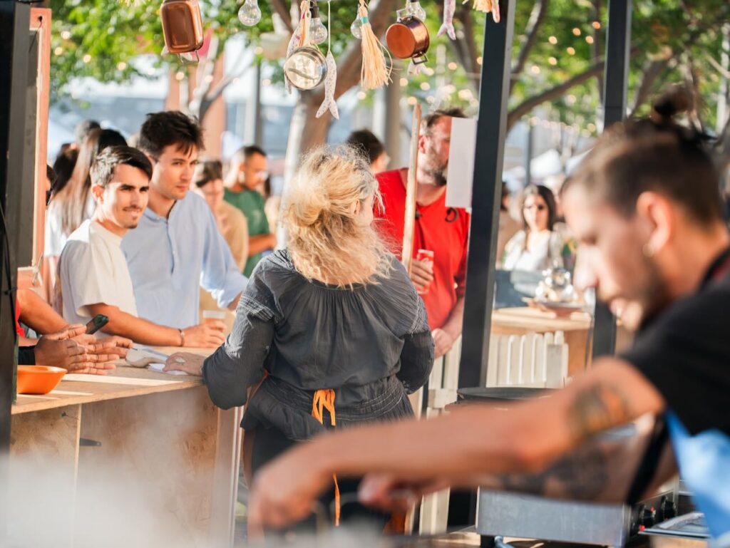 Le Street Food Festival de Marseille Provence Gastronomie remet le couvert sous la Major Du 10 au 12 septembre 2026, 38 restaurateurs, artisans, producteurs, brasseurs et vignerons vont régaler Marseille pendant trois soirées gratuites, gourmandes et musicales. (stand)