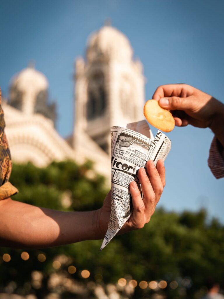 Le Street Food Festival de Marseille Provence Gastronomie remet le couvert sous la Major Du 10 au 12 septembre 2026, 38 restaurateurs, artisans, producteurs, brasseurs et vignerons vont régaler Marseille pendant trois soirées gratuites, gourmandes et musicales. (panisse)