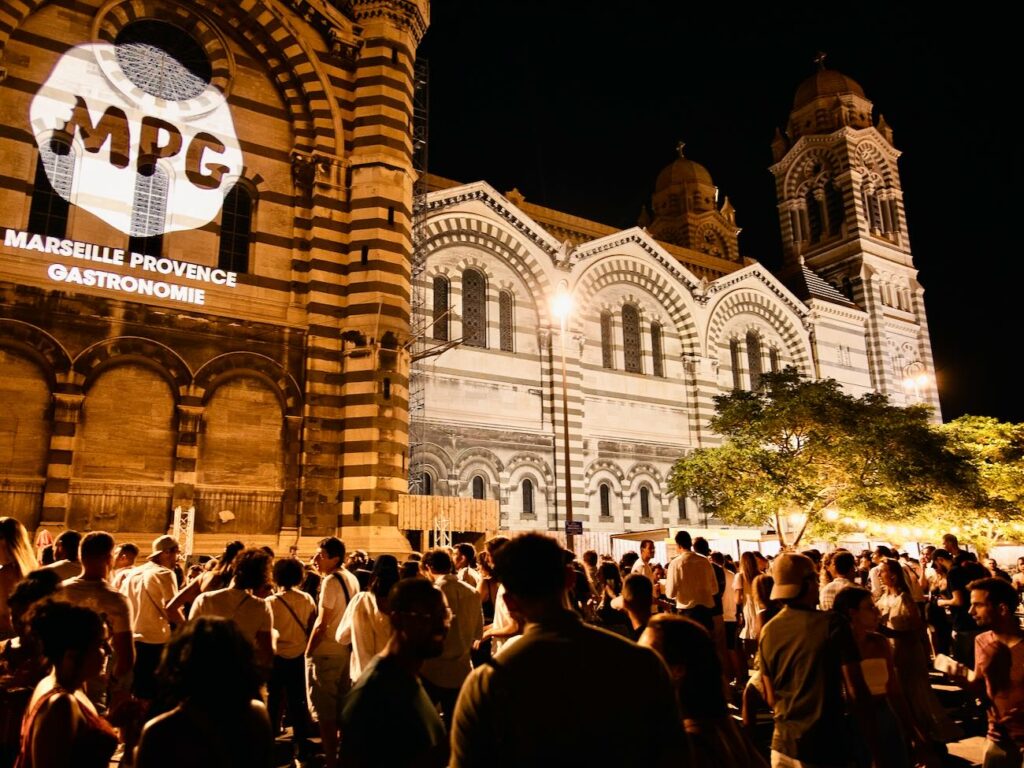 Le Street Food Festival de Marseille Provence Gastronomie remet le couvert sous la Major Du 10 au 12 septembre 2026, 38 restaurateurs, artisans, producteurs, brasseurs et vignerons vont régaler Marseille pendant trois soirées gratuites, gourmandes et musicales. (nuit)