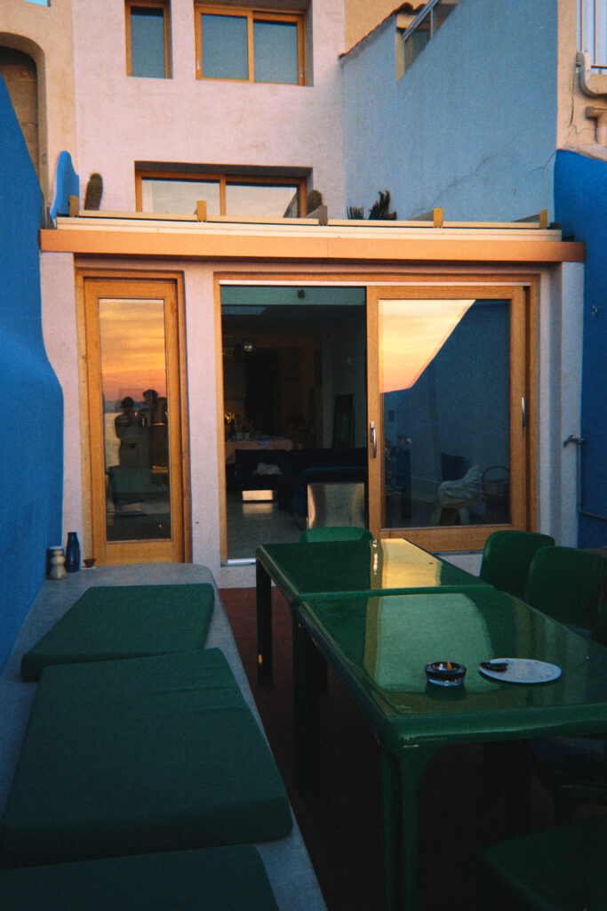 Cheffe privée et fondatrice des Bas Bleus à Marseille, Justine Pruvot imagine une table confidentielle où cuisine, esthétique et émotion composent une expérience hors du commun (terrasse)