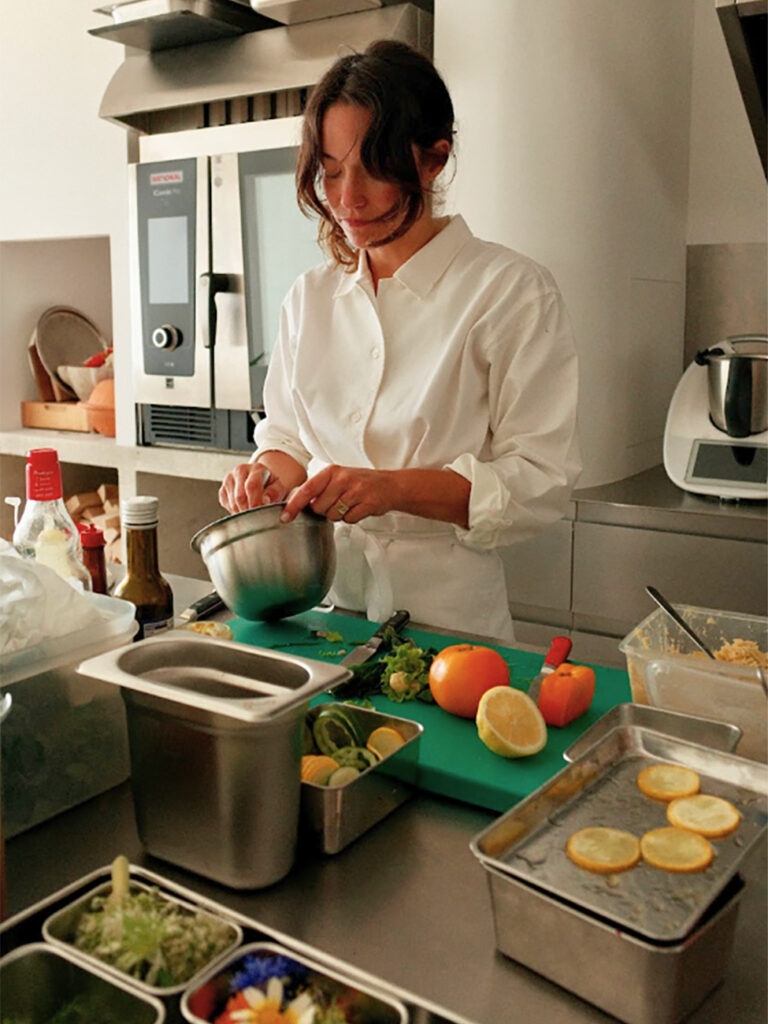 Cheffe privée et fondatrice des Bas Bleus à Marseille, Justine Pruvot imagine une table confidentielle où cuisine, esthétique et émotion composent une expérience hors du commun (justine cuisine)