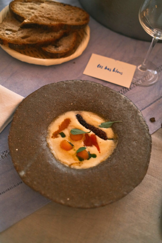 Cheffe privée et fondatrice des Bas Bleus à Marseille, Justine Pruvot imagine une table confidentielle où cuisine, esthétique et émotion composent une expérience hors du commun (plat 1)
