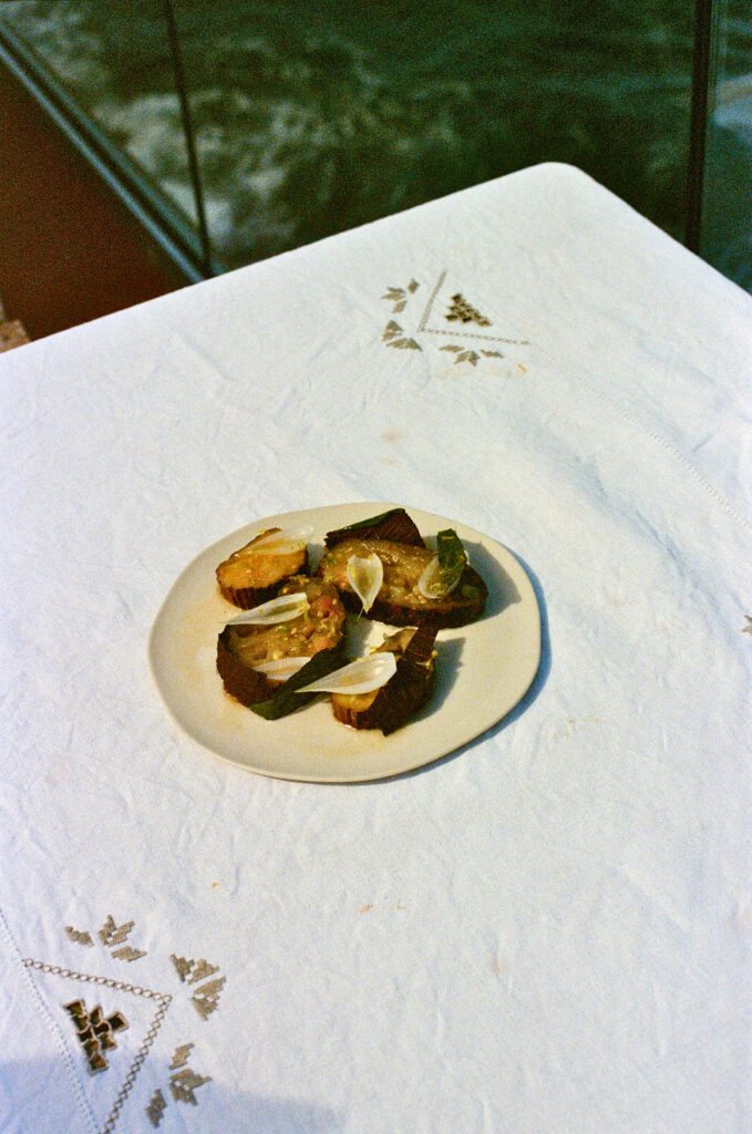 Cheffe privée et fondatrice des Bas Bleus à Marseille, Justine Pruvot imagine une table confidentielle où cuisine, esthétique et émotion composent une expérience hors du commun (plat 2)