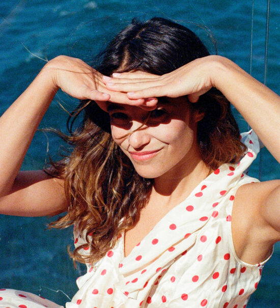 Cheffe privée et fondatrice des Bas Bleus à Marseille, Justine Pruvot imagine une table confidentielle où cuisine, esthétique et émotion composent une expérience hors du commun (portrait mer)