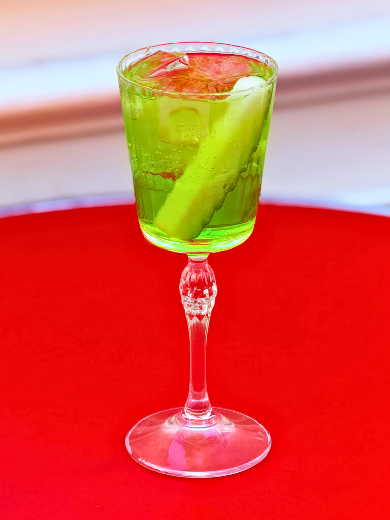 Rita, bar à cocktails et bar à manger à Marseille, propose des cocktails signature, des assiettes de saison et des DJ sets à deux pas du Vieux-Port (cocktail)