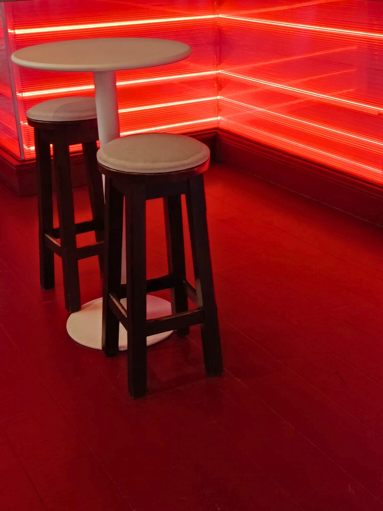 Rita, bar à cocktails et bar à manger à Marseille, propose des cocktails signature, des assiettes de saison et des DJ sets à deux pas du Vieux-Port (table)