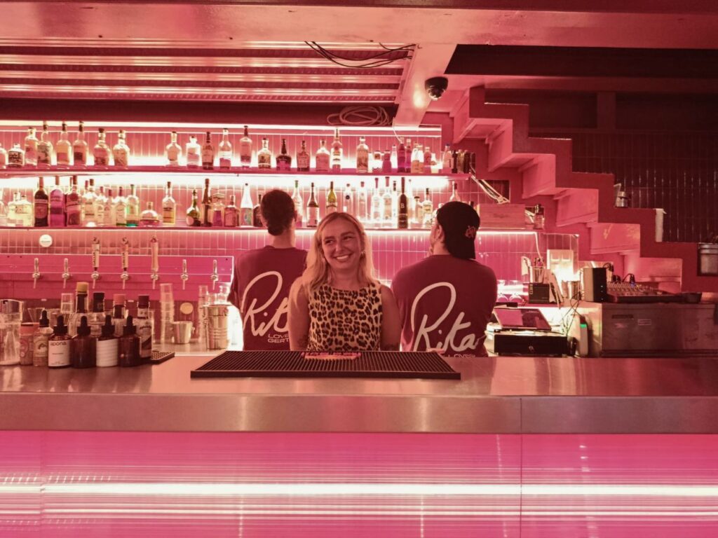 Rita, bar à cocktails et bar à manger à Marseille, propose des cocktails signature, des assiettes de saison et des DJ sets à deux pas du Vieux-Port (team)