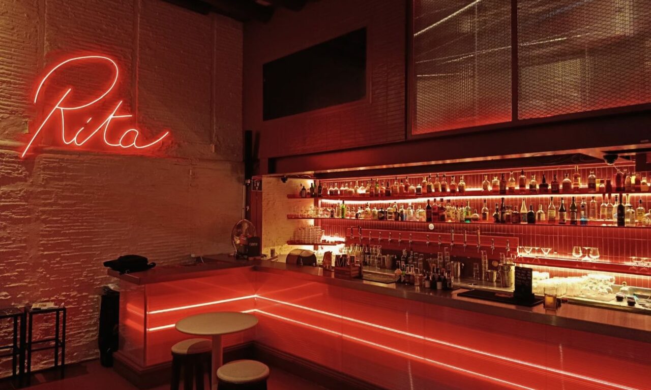 Rita, bar à cocktails et bar à manger à Marseille, propose des cocktails signature, des assiettes de saison et des DJ sets à deux pas du Vieux-Port (intérieur)