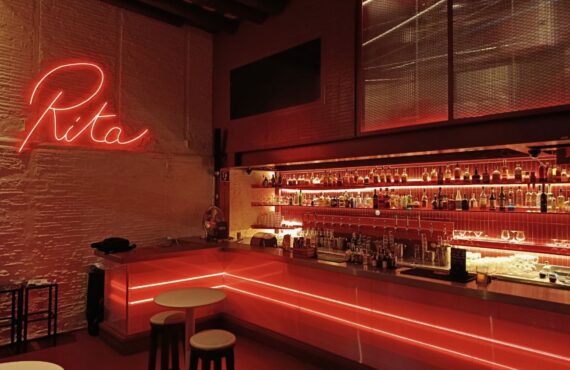 Rita, bar à cocktails et bar à manger à Marseille, propose des cocktails signature, des assiettes de saison et des DJ sets à deux pas du Vieux-Port (intérieur)