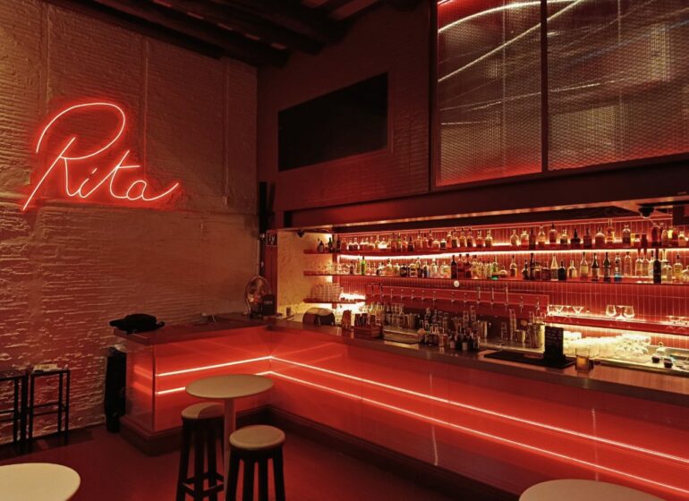 Rita, bar à cocktails et bar à manger à Marseille, propose des cocktails signature, des assiettes de saison et des DJ sets à deux pas du Vieux-Port (intérieur)