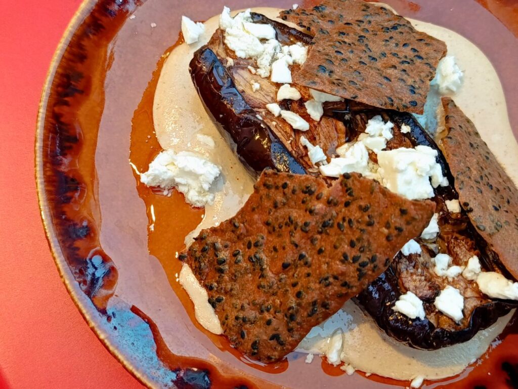 Rita, bar à cocktails et bar à manger à Marseille, propose des cocktails signature, des assiettes de saison et des DJ sets à deux pas du Vieux-Port (aubergine)