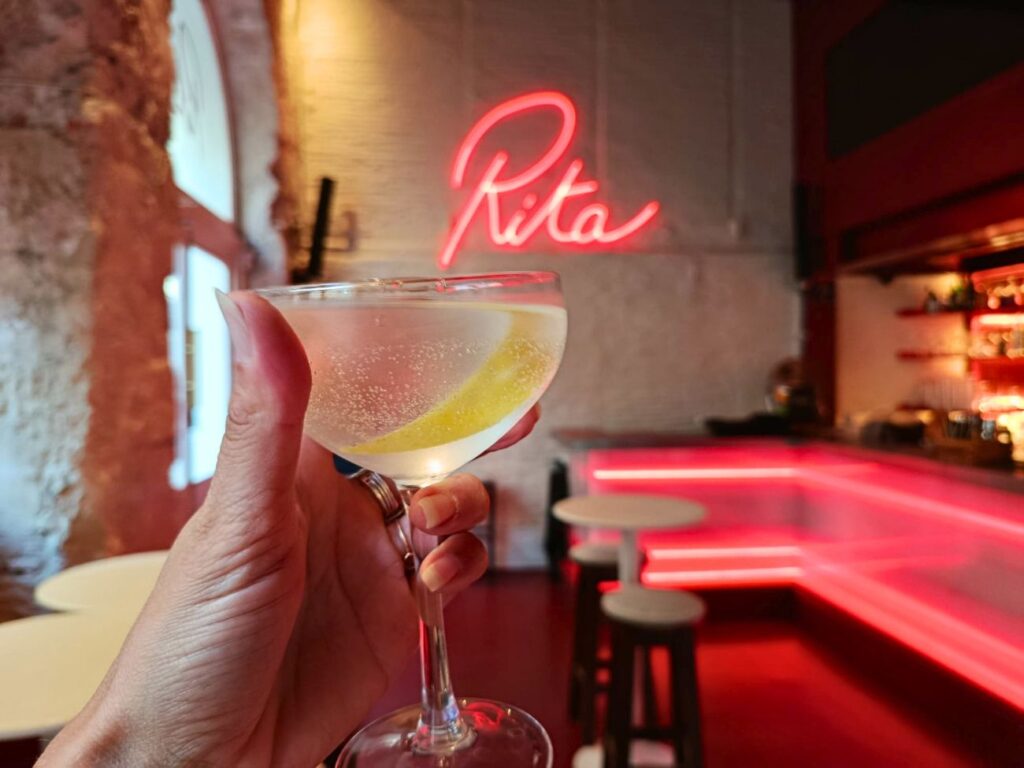 Rita, bar à cocktails et bar à manger à Marseille, propose des cocktails signature, des assiettes de saison et des DJ sets à deux pas du Vieux-Port (cocktail 2)