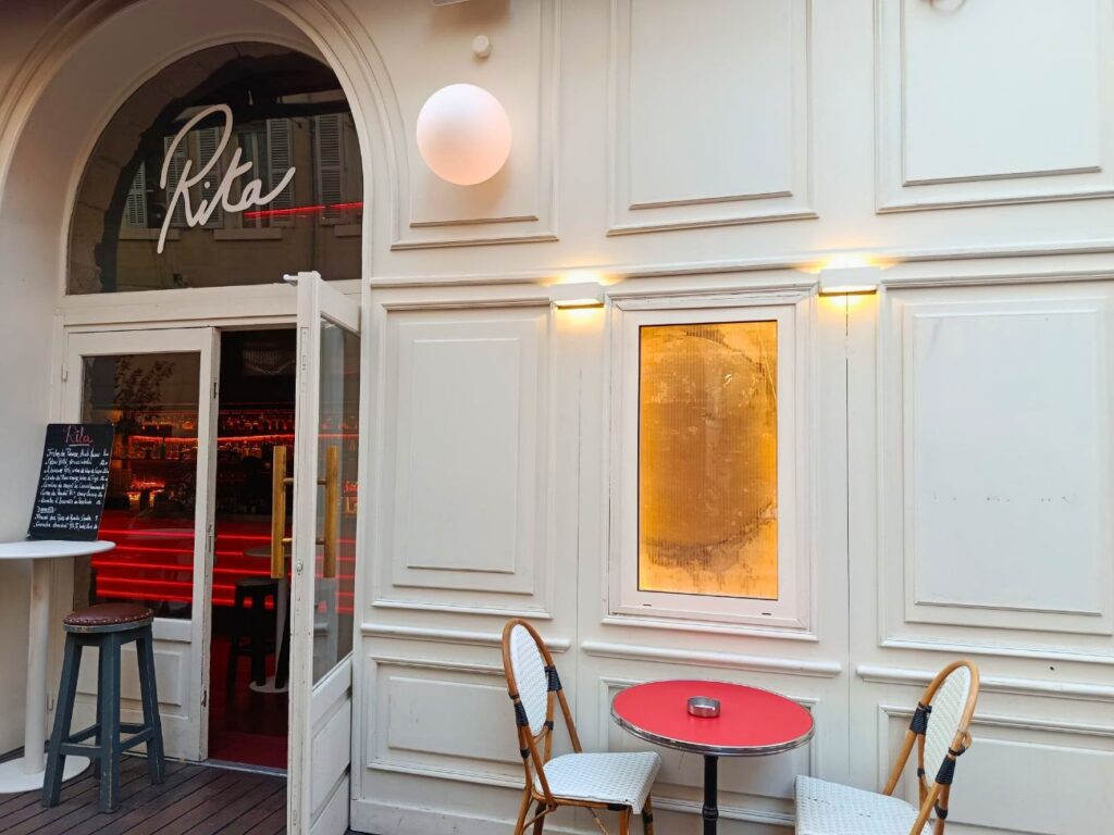 Rita, bar à cocktails et bar à manger à Marseille, propose des cocktails signature, des assiettes de saison et des DJ sets à deux pas du Vieux-Port (extérieur)