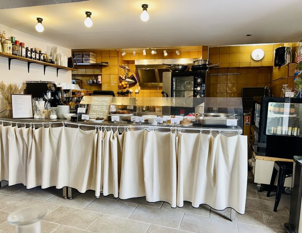 En bas du Cours Julien à Marseille, Chez Mameto réinvente le restaurant de quartier avec une cuisine familiale, un décor comme à la maison et des grands-mères et grands-pères invités derrière les fourneaux (cusine ouverte)
