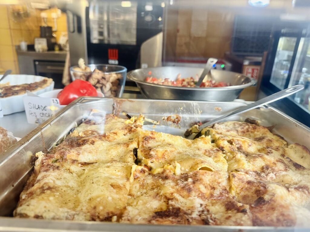 En bas du Cours Julien à Marseille, Chez Mameto réinvente le restaurant de quartier avec une cuisine familiale, un décor comme à la maison et des grands-mères et grands-pères invités derrière les fourneaux.(Lasagne)