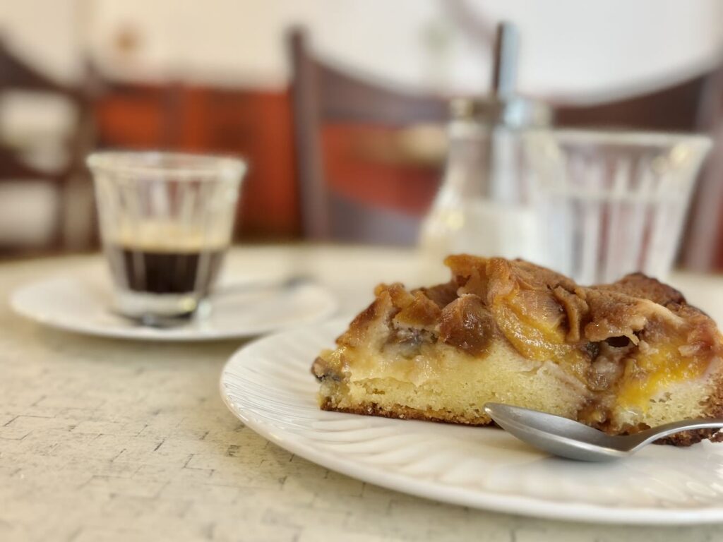En bas du Cours Julien à Marseille, Chez Mameto réinvente le restaurant de quartier avec une cuisine familiale, un décor comme à la maison et des grands-mères et grands-pères invités derrière les fourneaux.(Gâteaux)