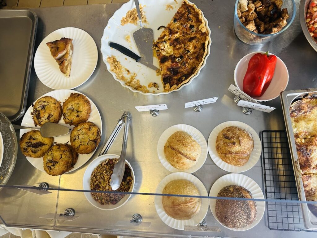 En bas du Cours Julien à Marseille, Chez Mameto réinvente le restaurant de quartier avec une cuisine familiale, un décor comme à la maison et des grands-mères et grands-pères invités derrière les fourneaux 5plats)
