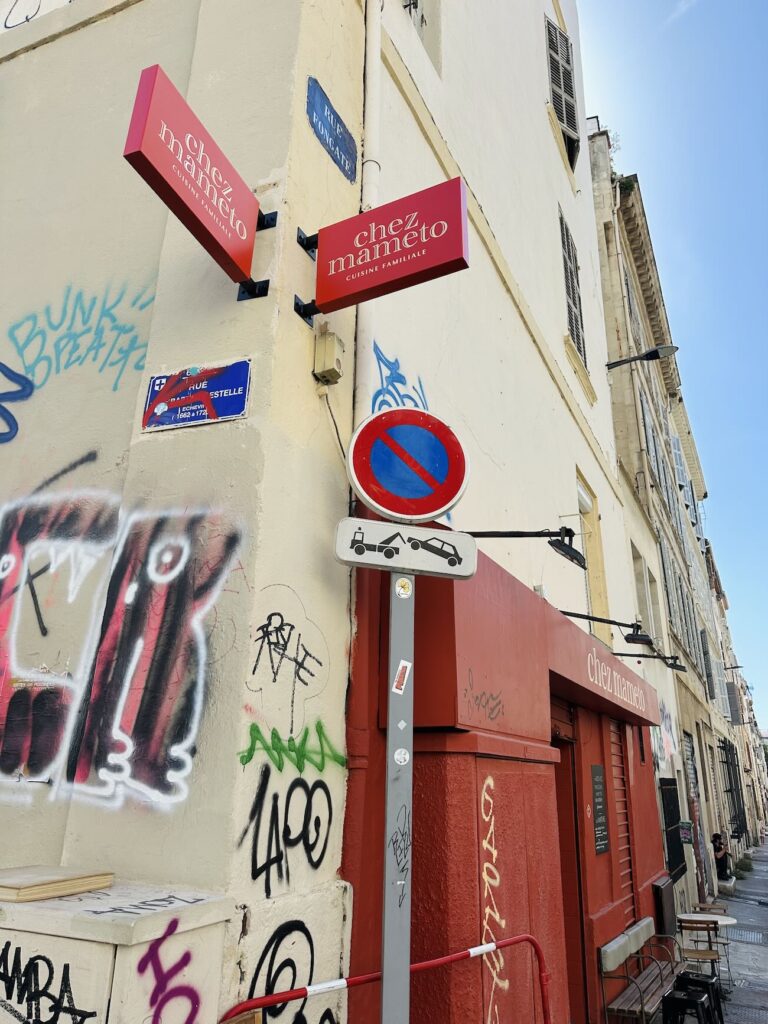 En bas du Cours Julien à Marseille, Chez Mameto réinvente le restaurant de quartier avec une cuisine familiale, un décor comme à la maison et des grands-mères et grands-pères invités derrière les fourneaux.(rue fongate)