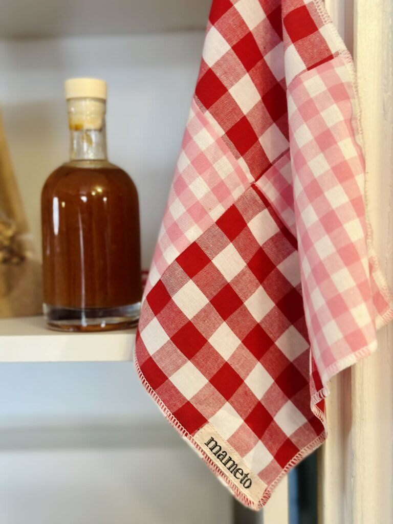En bas du Cours Julien à Marseille, Chez Mameto réinvente le restaurant de quartier avec une cuisine familiale, un décor comme à la maison et des grands-mères et grands-pères invités derrière les fourneaux. (5erviette)