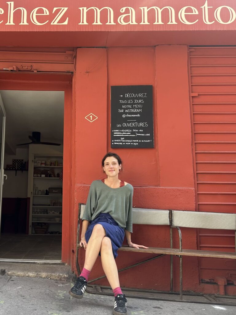 En bas du Cours Julien à Marseille, Chez Mameto réinvente le restaurant de quartier avec une cuisine familiale, un décor comme à la maison et des grands-mères et grands-pères invités derrière les fourneaux (banc)