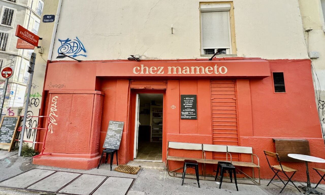 En bas du Cours Julien à Marseille, Chez Mameto réinvente le restaurant de quartier avec une cuisine familiale, un décor comme à la maison et des grands-mères et grands-pères invités derrière les fourneaux.(rue fongate) (façade)