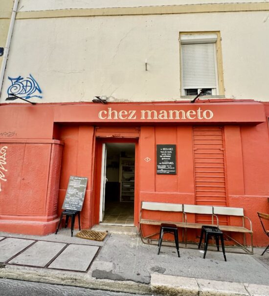 En bas du Cours Julien à Marseille, Chez Mameto réinvente le restaurant de quartier avec une cuisine familiale, un décor comme à la maison et des grands-mères et grands-pères invités derrière les fourneaux.(rue fongate) (façade)