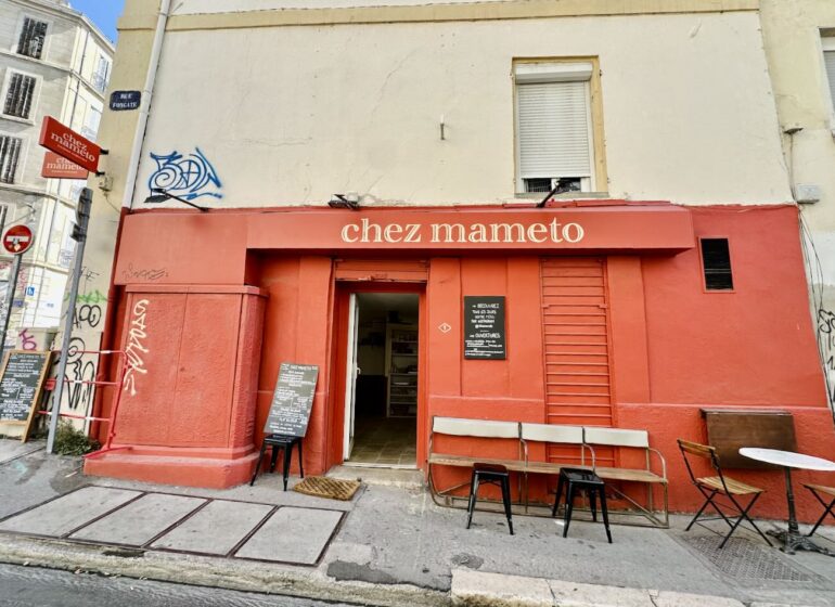 En bas du Cours Julien à Marseille, Chez Mameto réinvente le restaurant de quartier avec une cuisine familiale, un décor comme à la maison et des grands-mères et grands-pères invités derrière les fourneaux.(rue fongate) (façade)