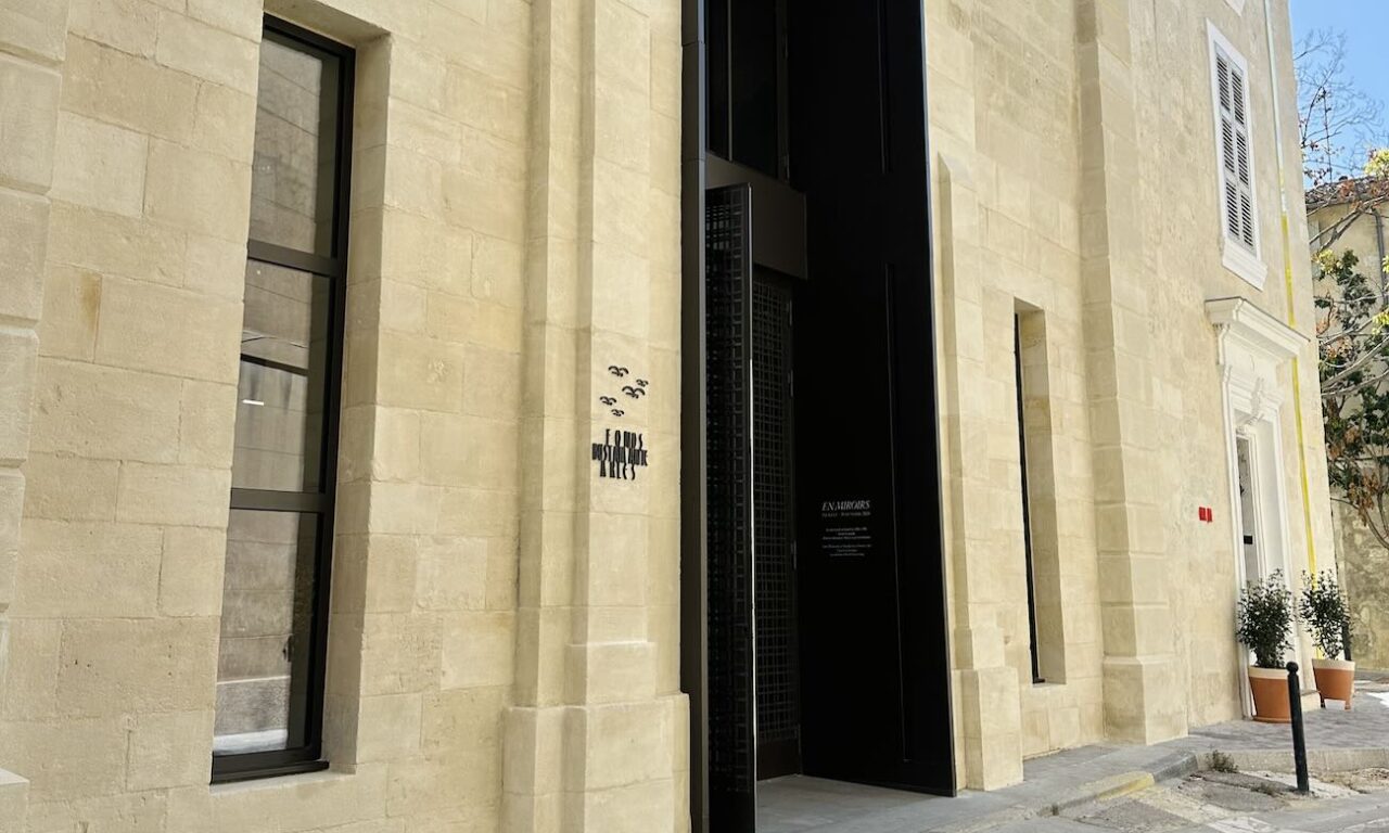 Le Fonds Bustamante initié par l'artiste Jean-Marc Bustamante est un espace d'art contemporain qui a investi l’ancienne église Sainte-Croix dans le quartier de la Roquette d'Arles (façade)