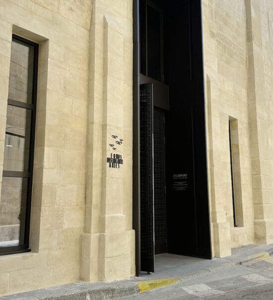 Le Fonds Bustamante initié par l'artiste Jean-Marc Bustamante est un espace d'art contemporain qui a investi l’ancienne église Sainte-Croix dans le quartier de la Roquette d'Arles (façade)