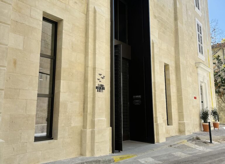 Le Fonds Bustamante initié par l'artiste Jean-Marc Bustamante est un  espace d'art contemporain qui a investi l’ancienne église Sainte-Croix dans le quartier de la Roquette d'Arles (façade)