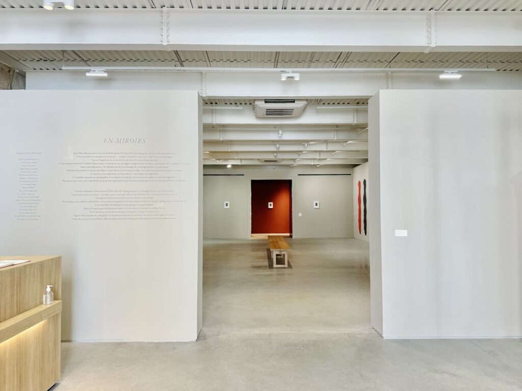 Le Fonds Bustamante initié par l'artiste Jean-Marc Bustamante est un espace d'art contemporain qui a investi l’ancienne église Sainte-Croix dans le quartier de la Roquette d'Arles (Salle RDC)
