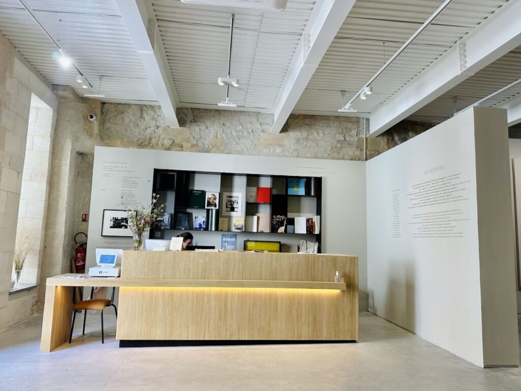Le Fonds Bustamante initié par l'artiste Jean-Marc Bustamante est un espace d'art contemporain qui a investi l’ancienne église Sainte-Croix dans le quartier de la Roquette d'Arles (comptoir d'accueil)