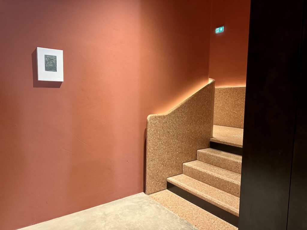 Le Fonds Bustamante initié par l'artiste Jean-Marc Bustamante est un espace d'art contemporain qui a investi l’ancienne église Sainte-Croix dans le quartier de la Roquette d'Arles (escalier)